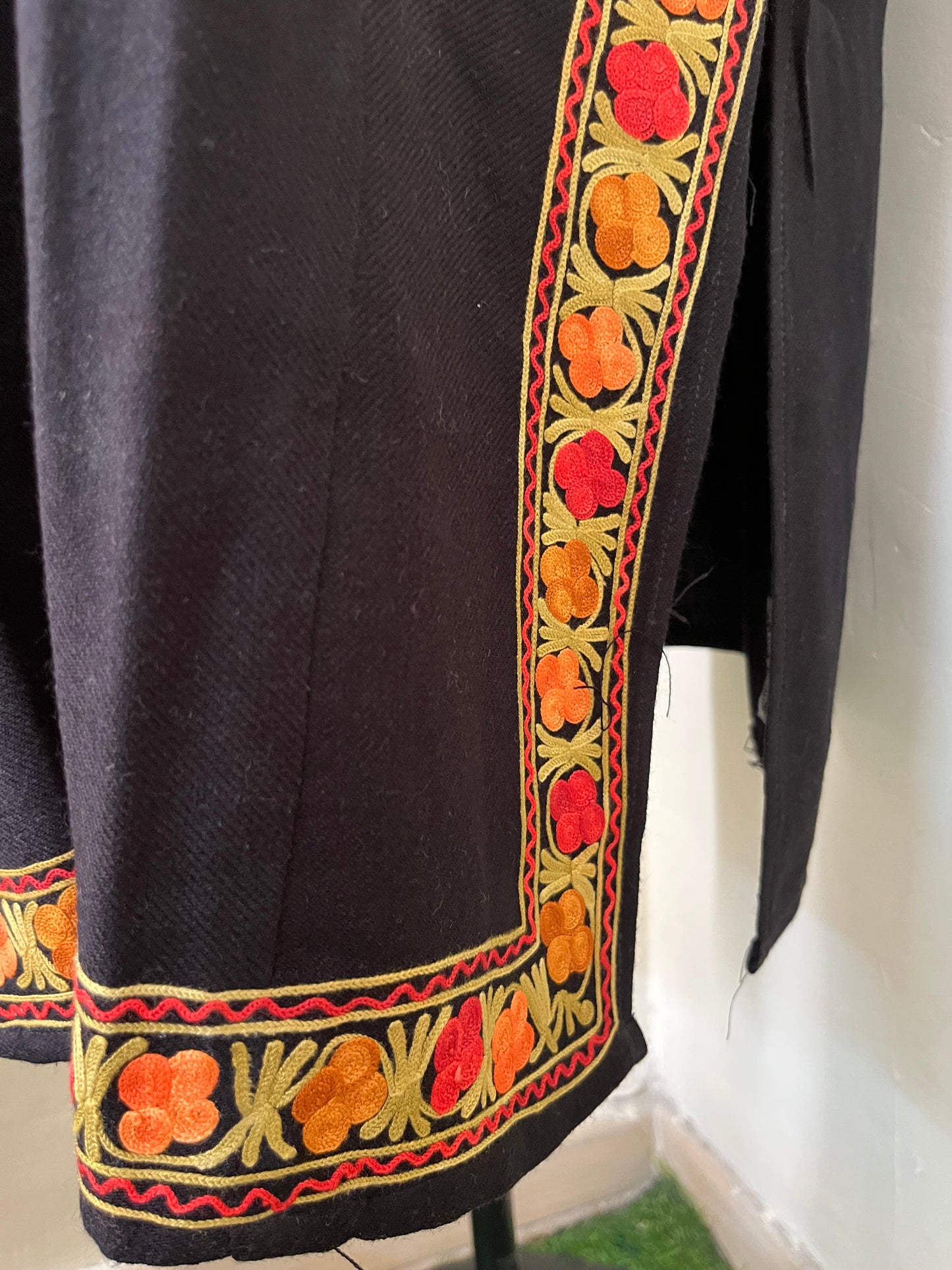 Black Aari Embroidered Wool Pheran