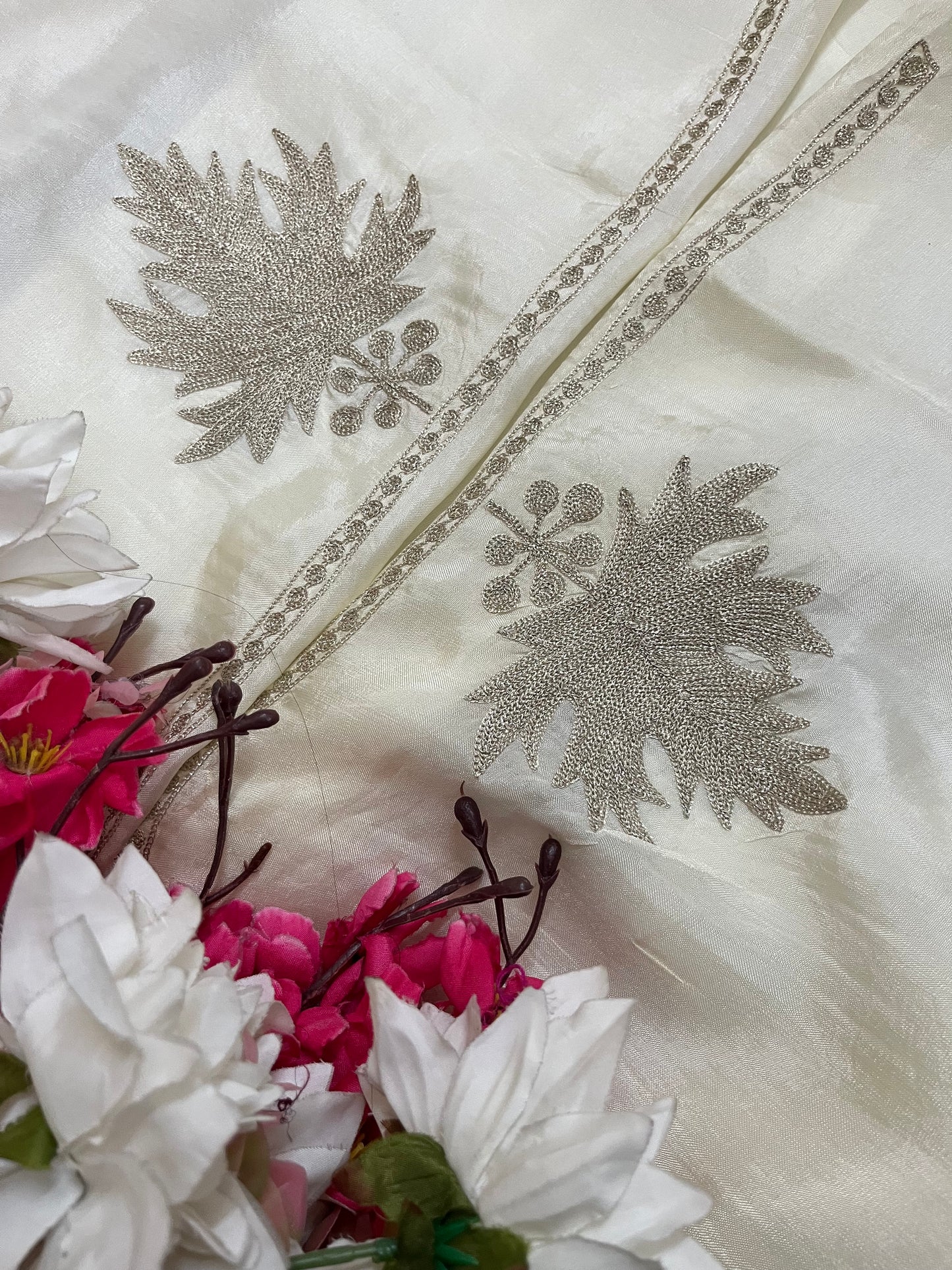 Ivory Sanam’ Tilla Kashmiri Silk Suit