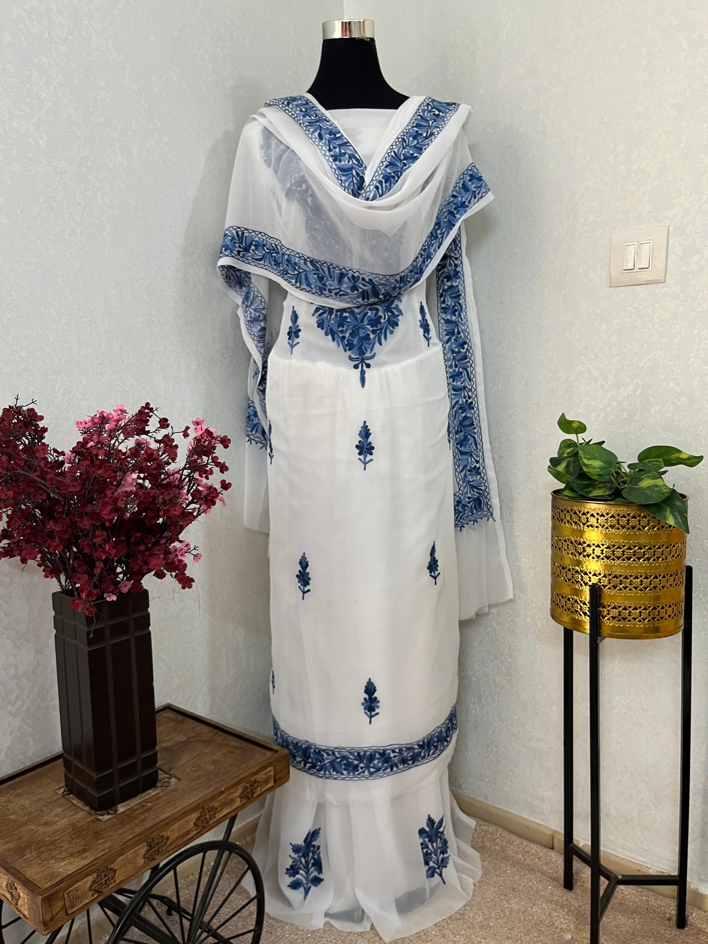 Off white  Georgette 3pc Kashmiri Suit
