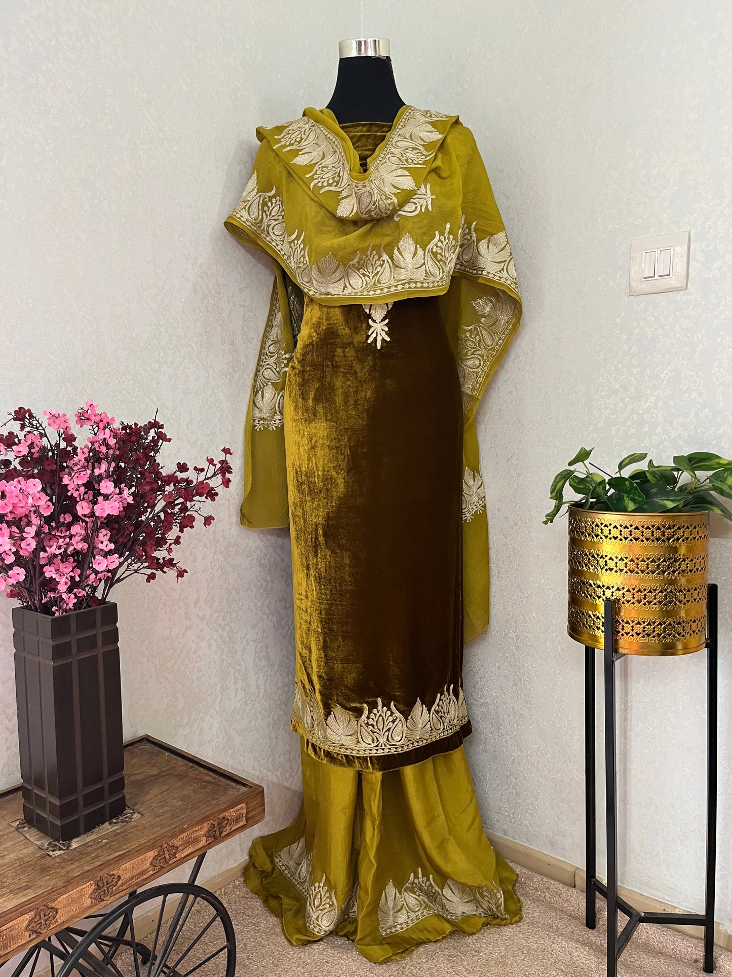 Henna Green Tilla Pure Makhmal Suit
