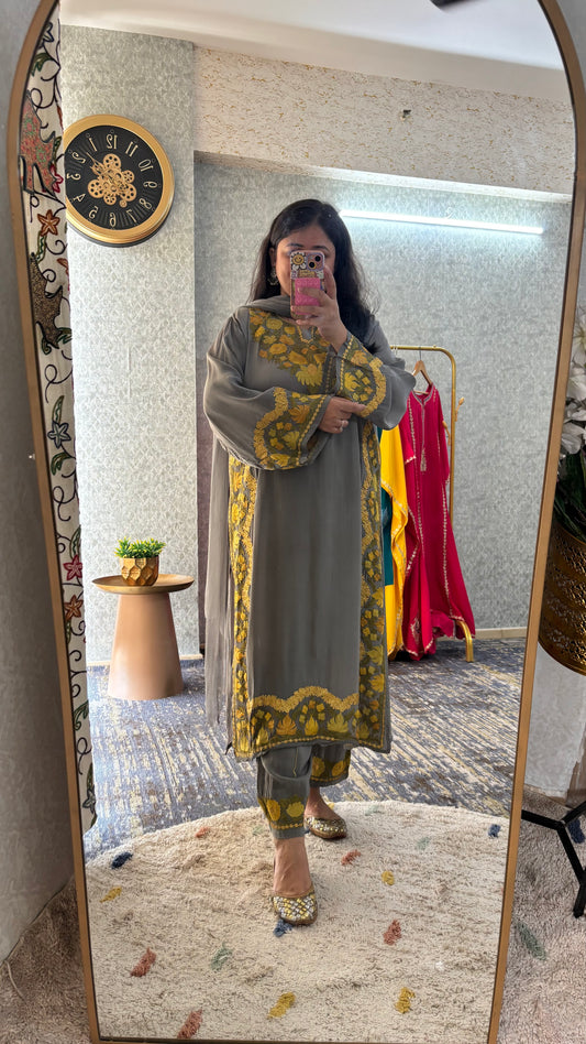 Grey Stitched Crape Pheran Set with dupatta (44)