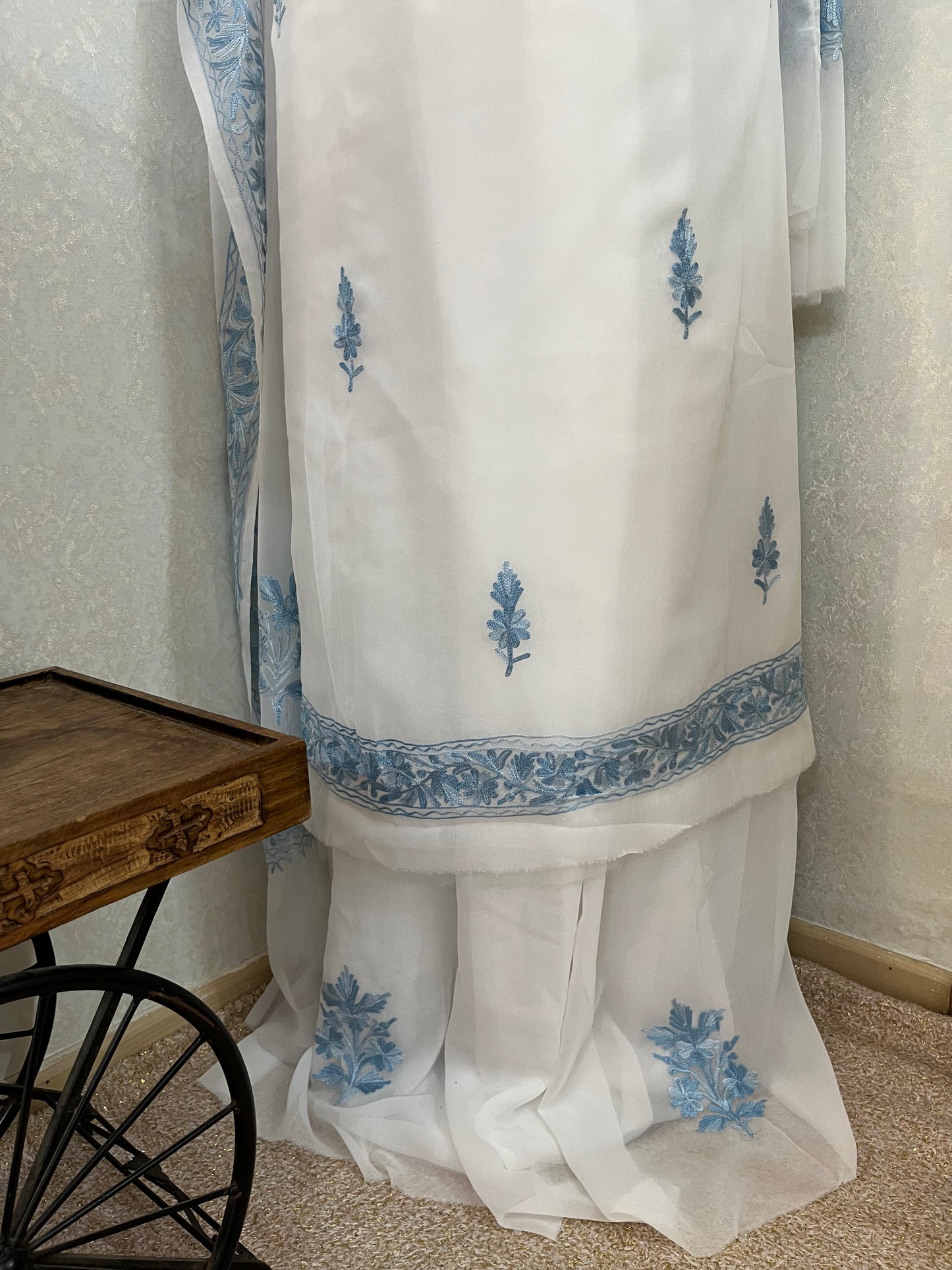 Off white  Georgette 3pc Kashmiri Suit