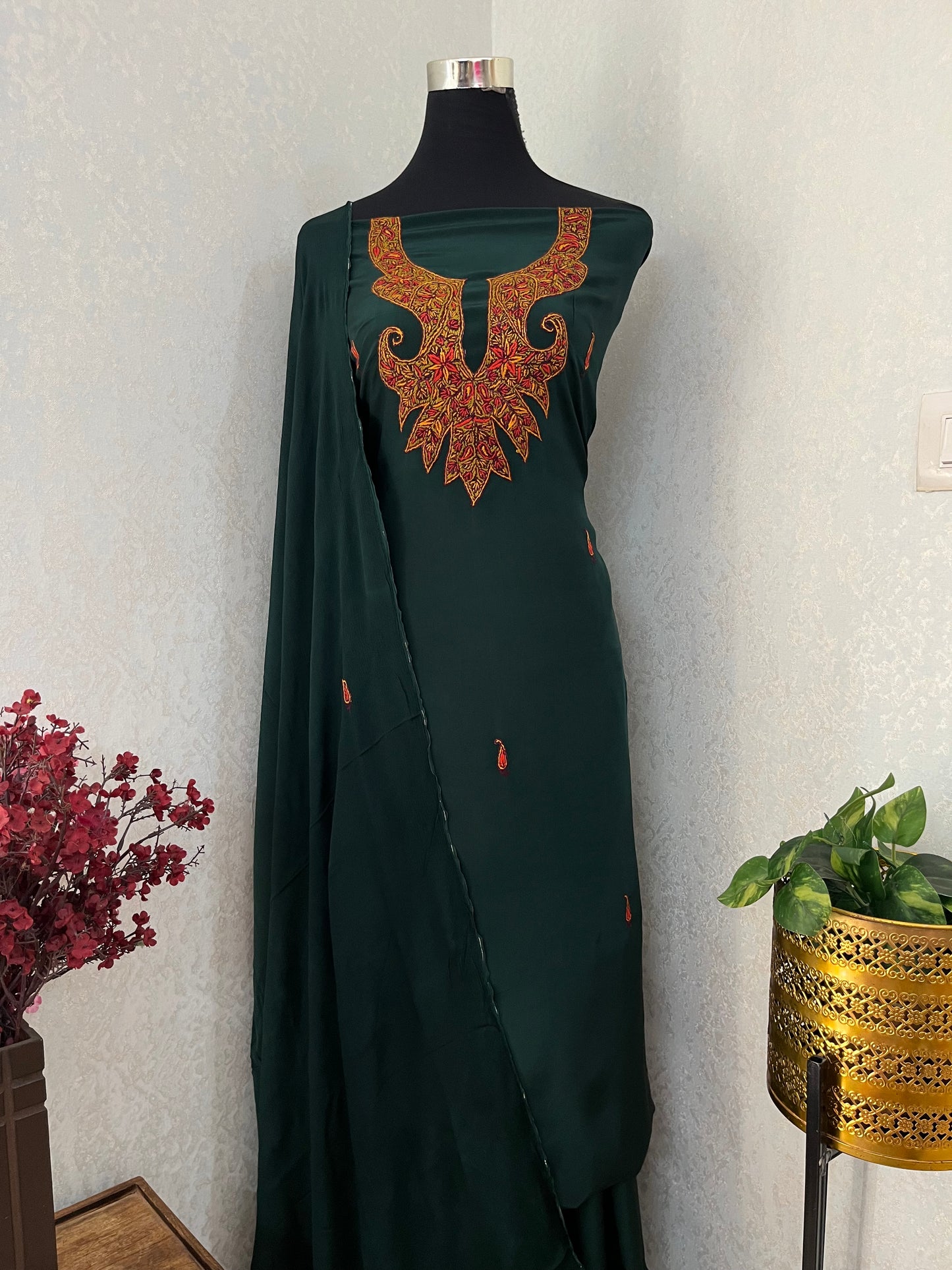 Green Kalaa’ Crape Sozni Kashmiri Suit