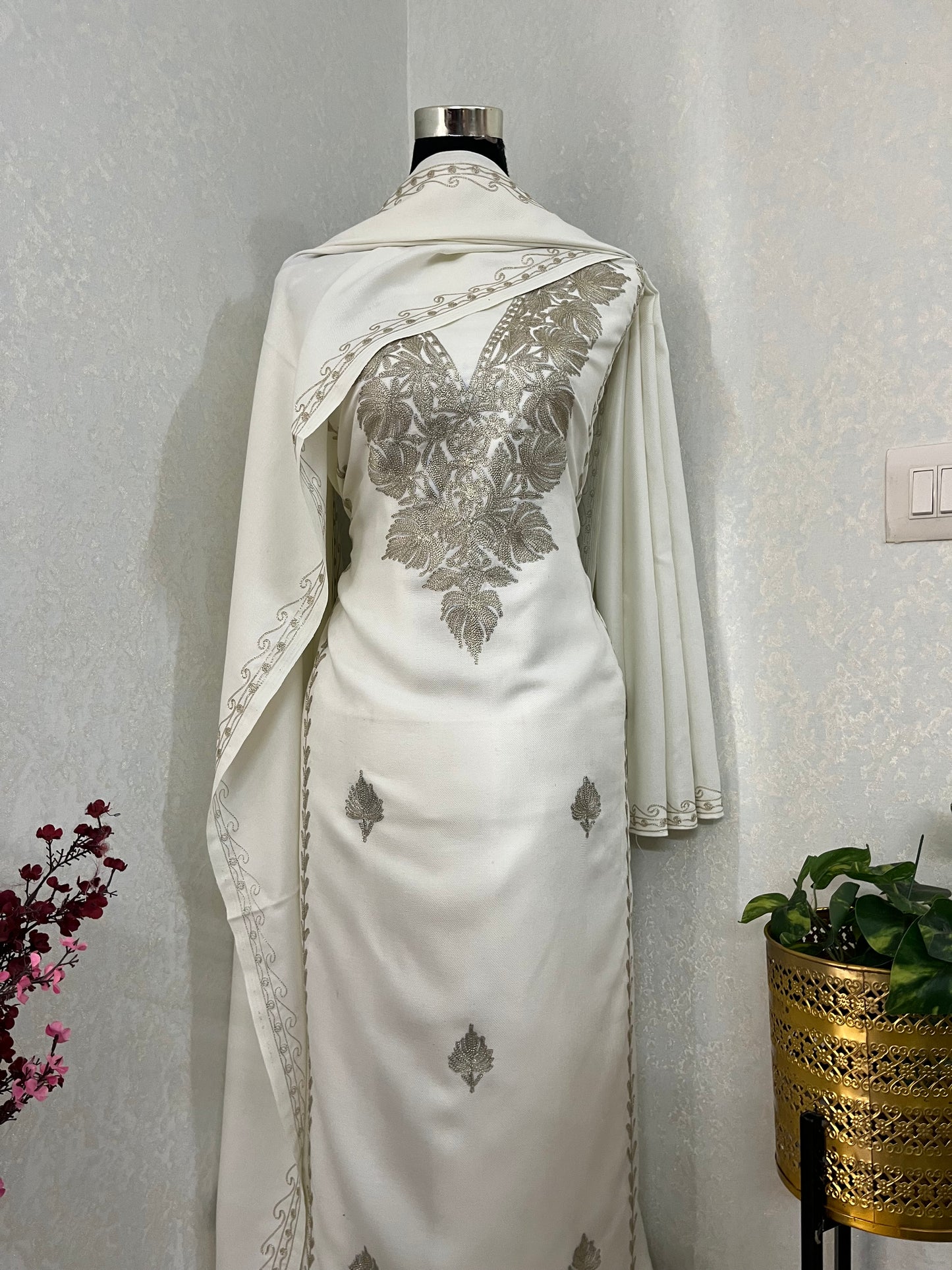 Off White Tilla Embroidered 3pc Suit Stole