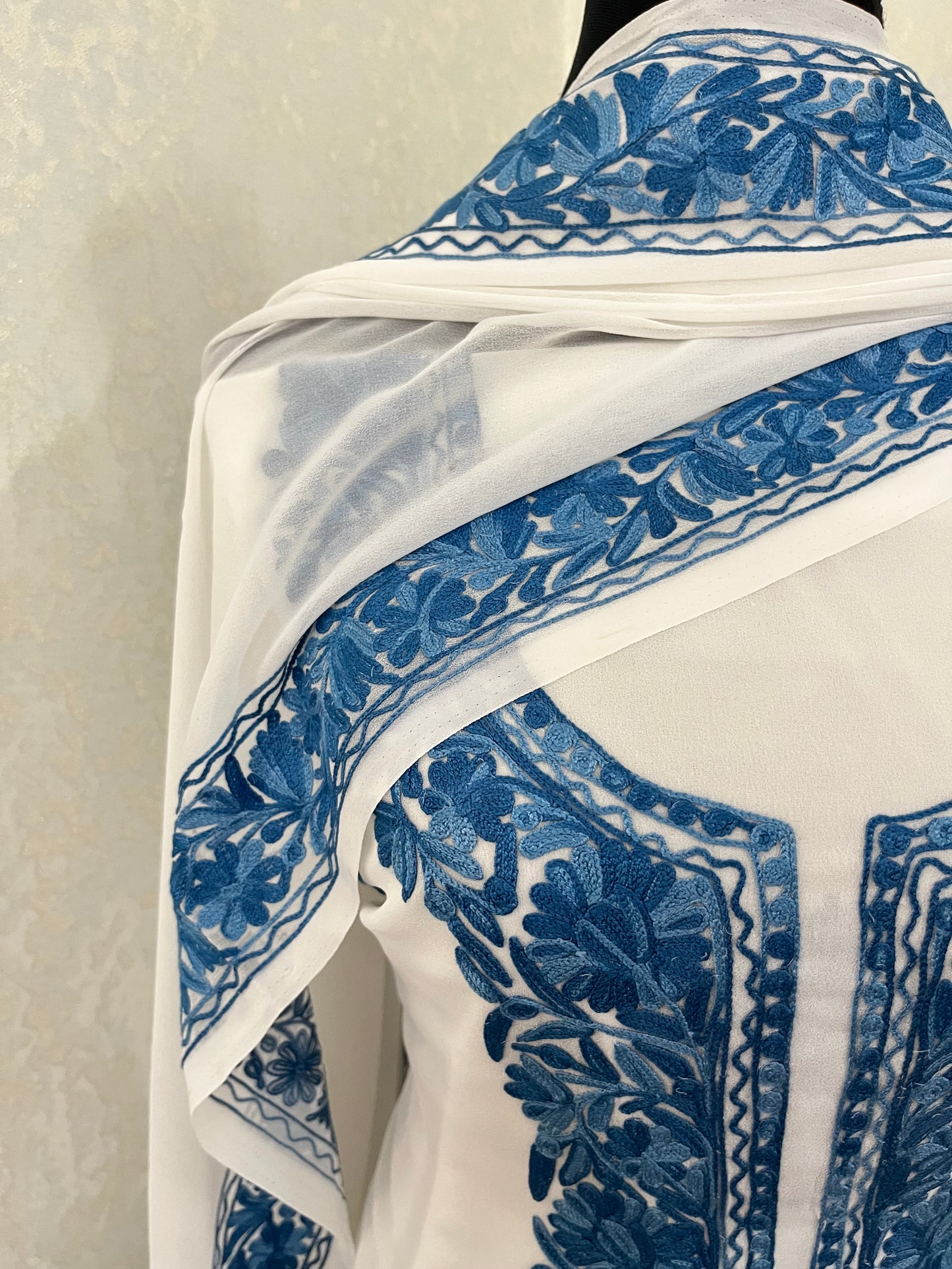 Off white  Georgette 3pc Kashmiri Suit