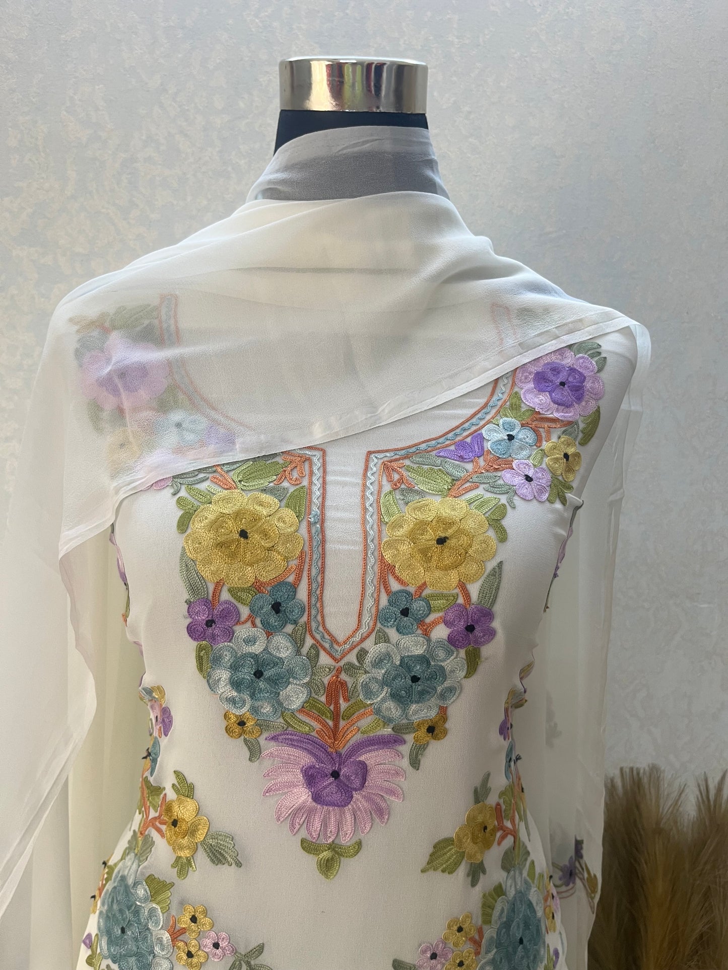 Off White Georgette 3 Pc Kashmiri Suit