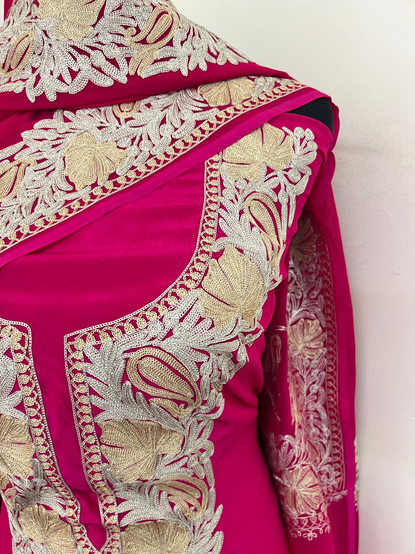 Hot pink Kalaa’Crape Kashmiri Suit