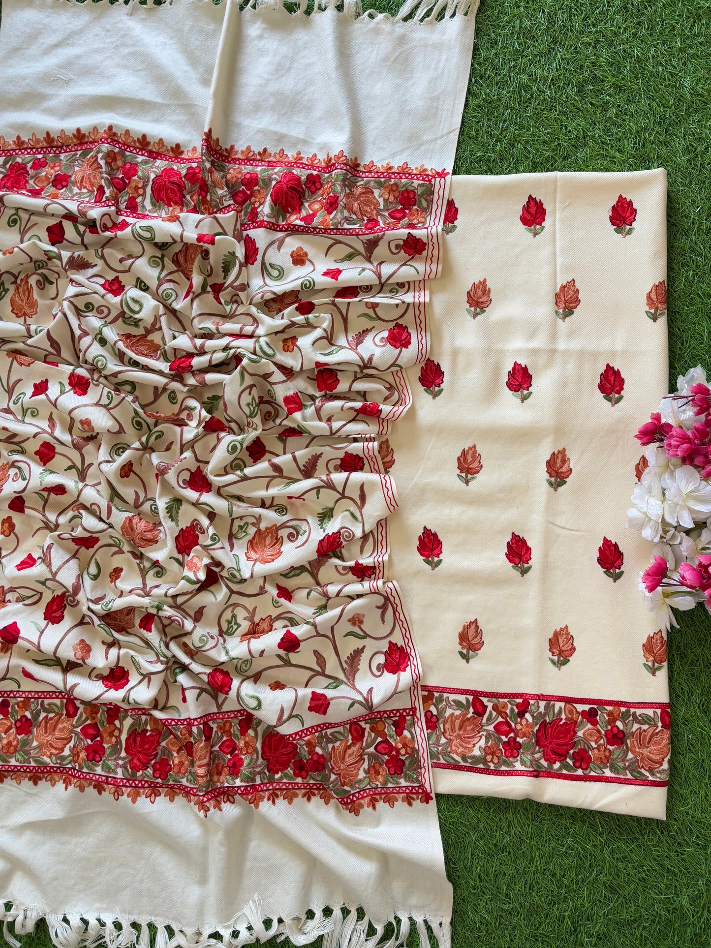 Cream Chinar Woollen Aari Embroidered 3pc Suit Stole