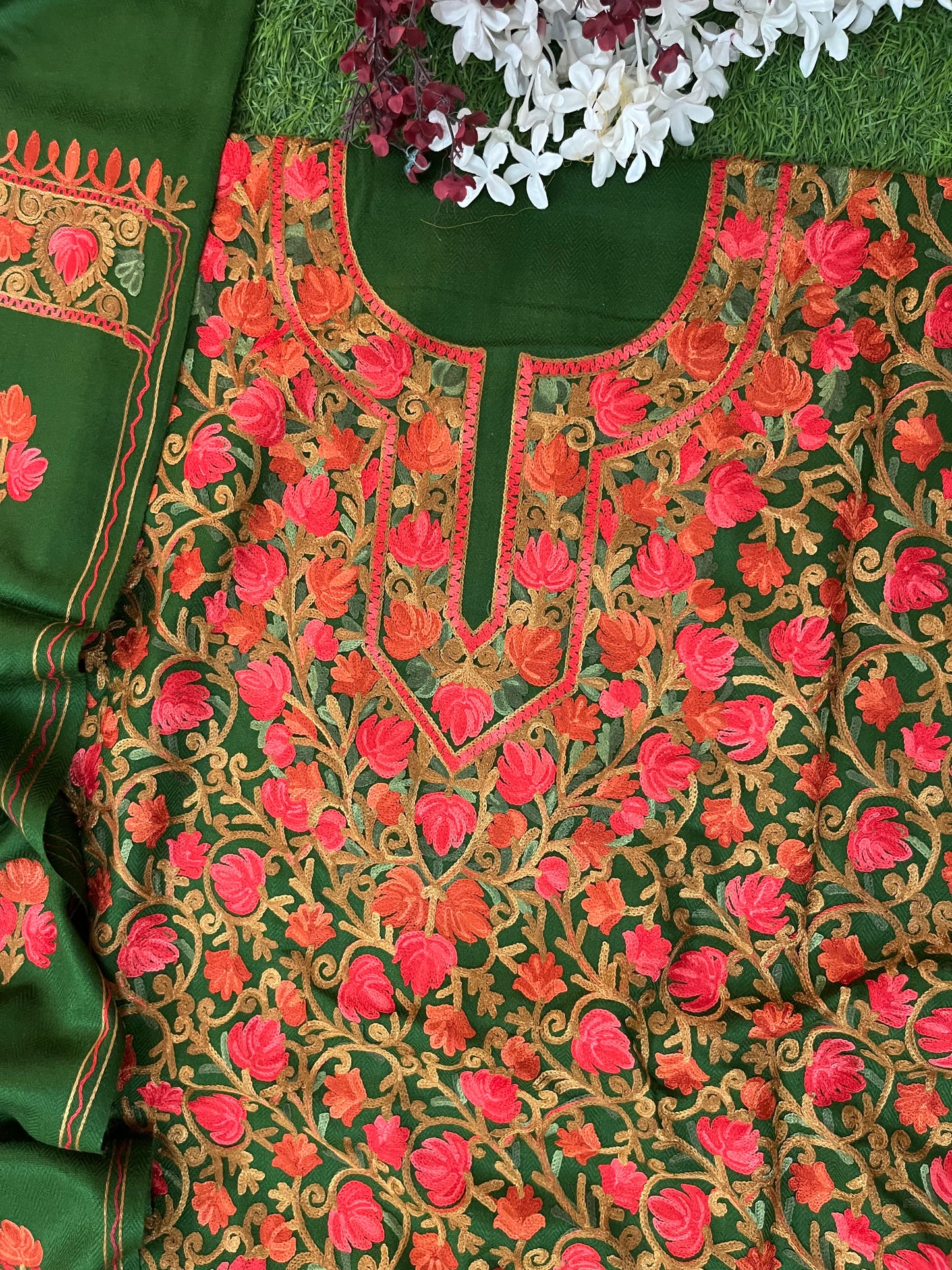 Henna Green Chinar Woollen Aari Embroidered 3pc Suit Stole