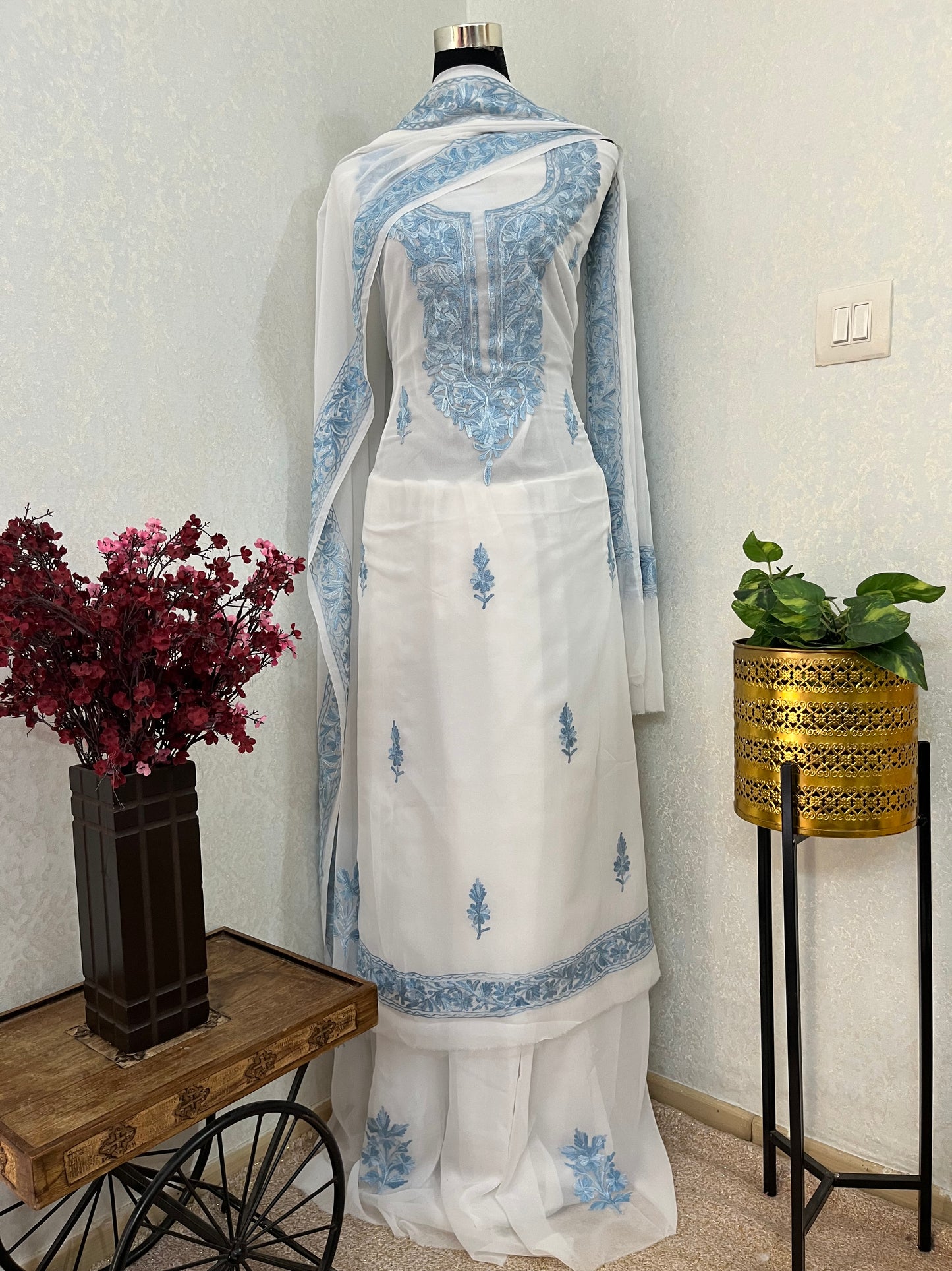 Off white  Georgette 3pc Kashmiri Suit