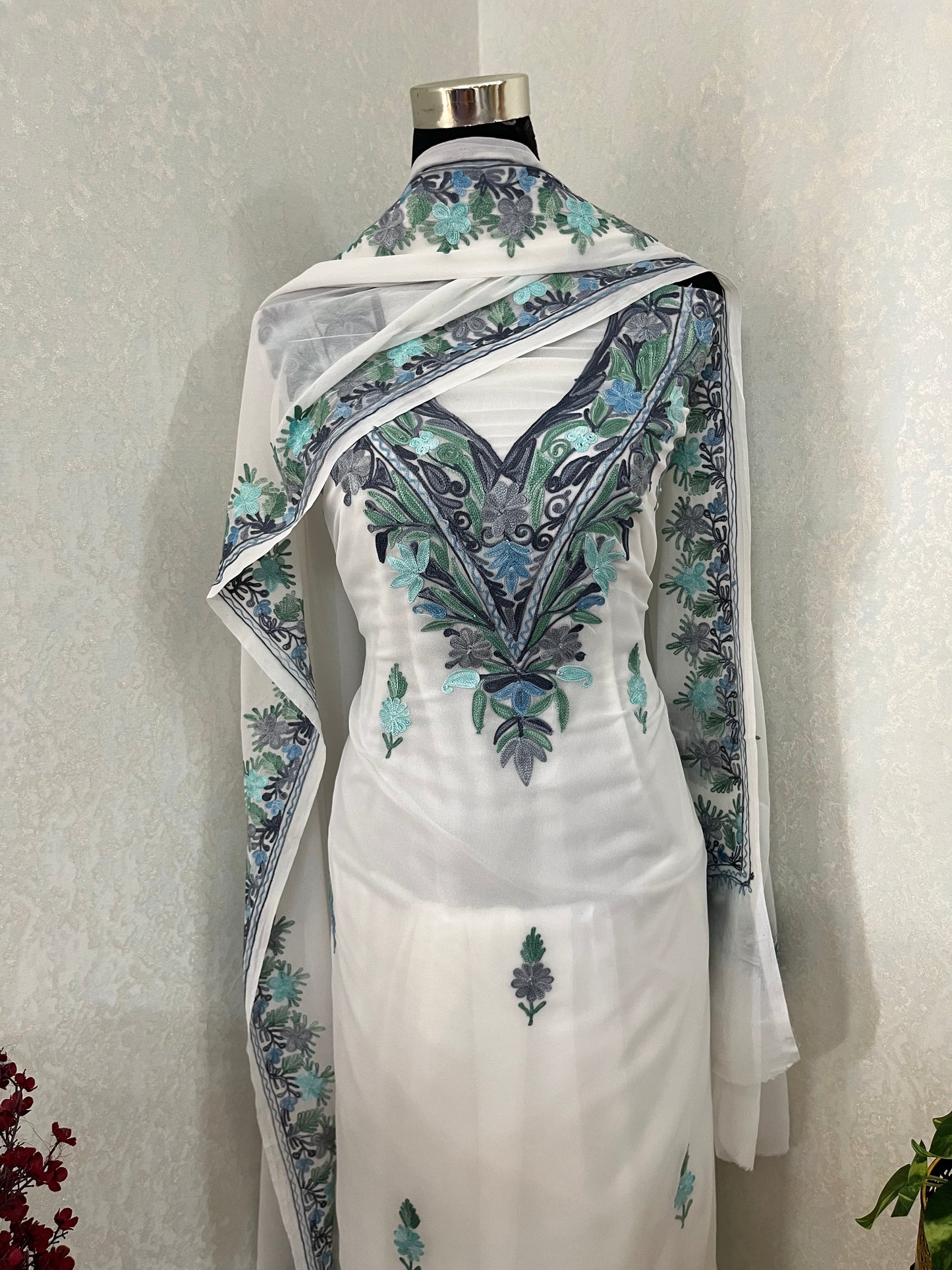 Off white  Georgette 3pc Kashmiri Suit