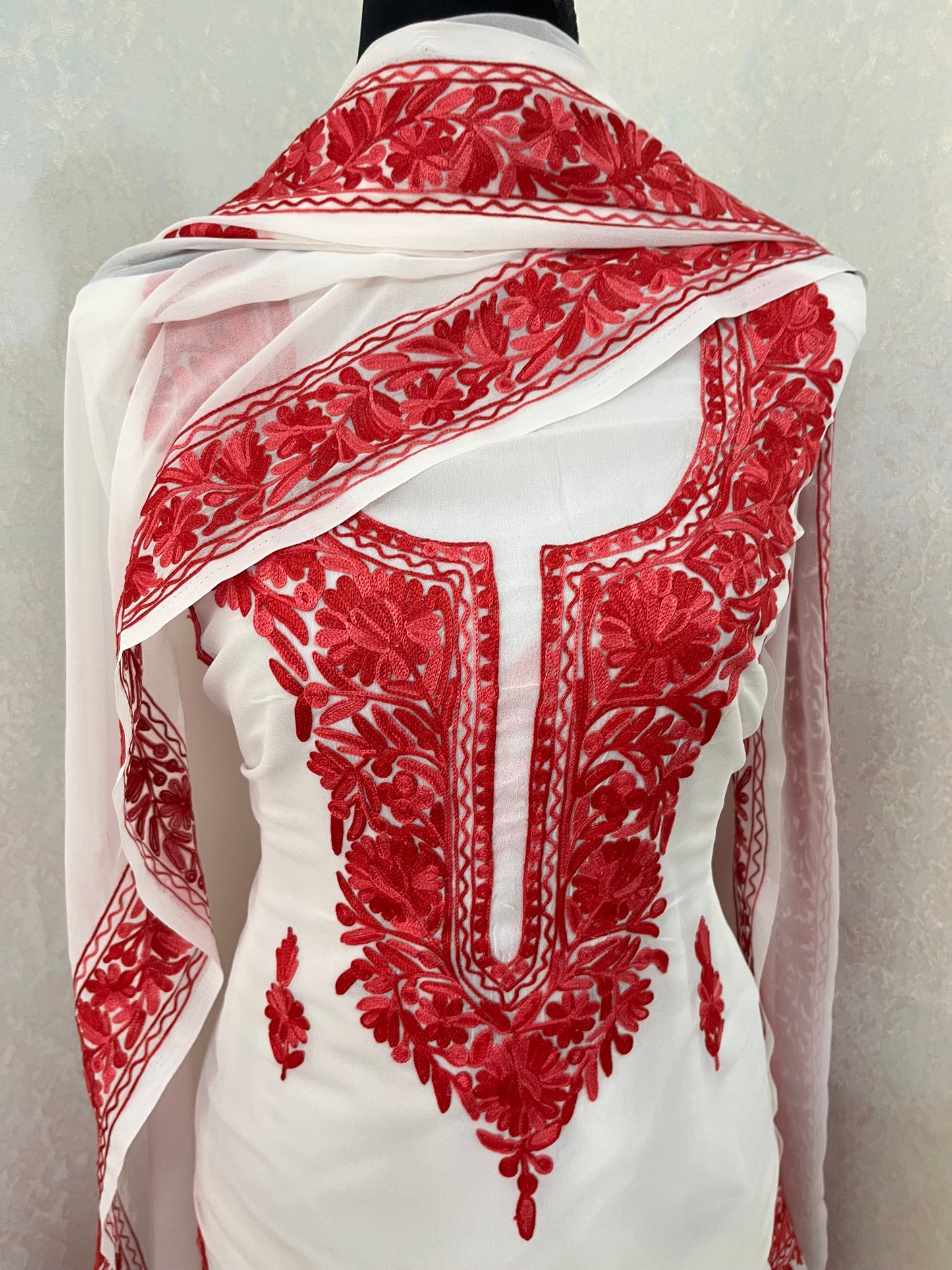 Off white  Georgette 3pc Kashmiri Suit