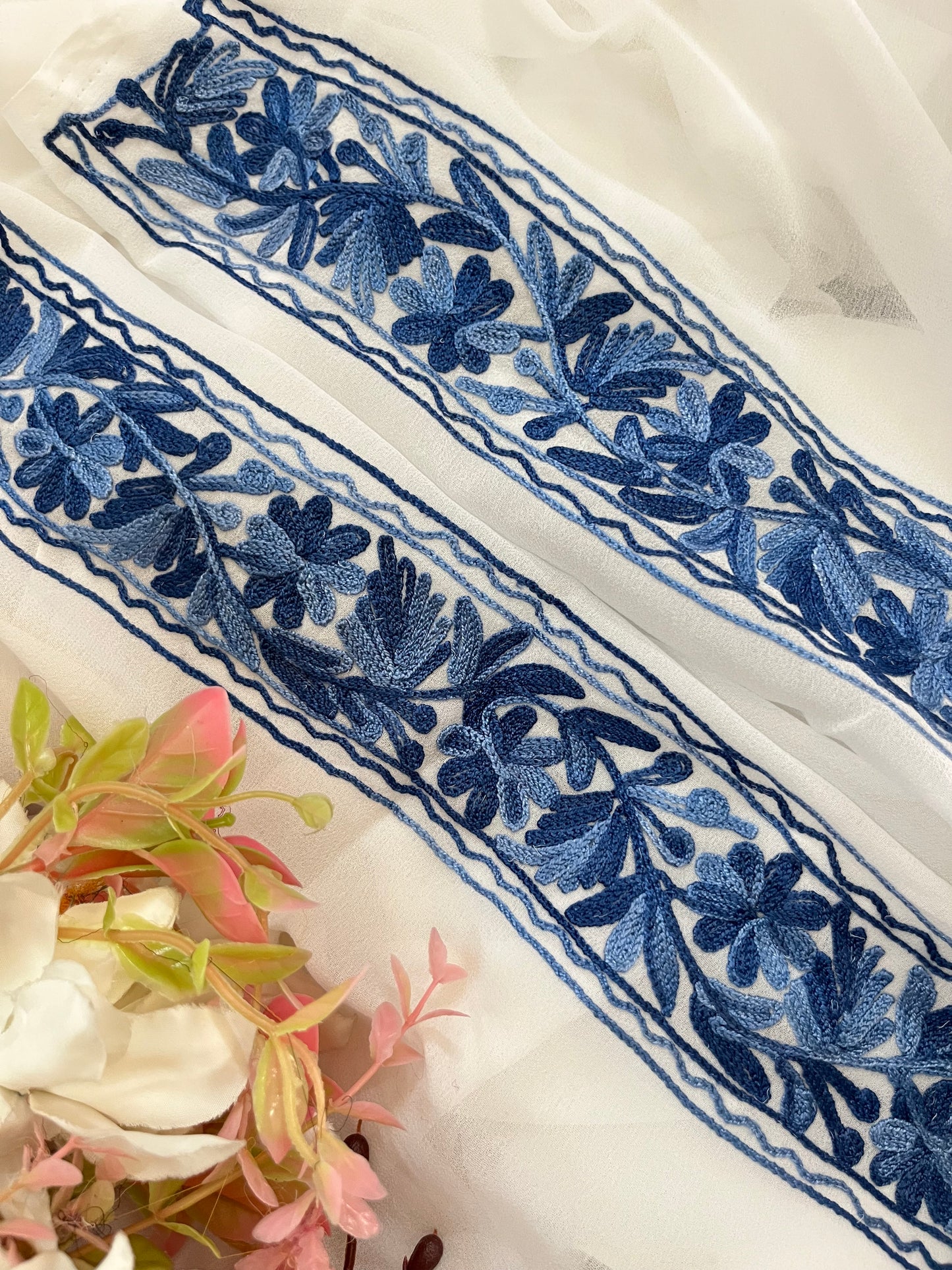 Off white  Georgette 3pc Kashmiri Suit