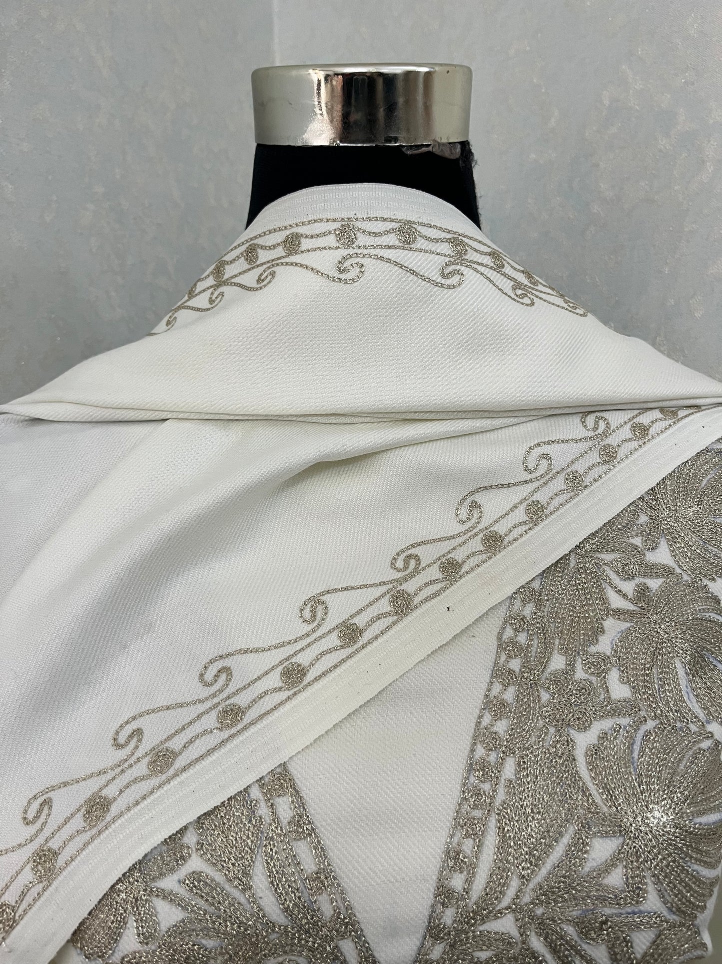 Off White Tilla Embroidered 3pc Suit Stole