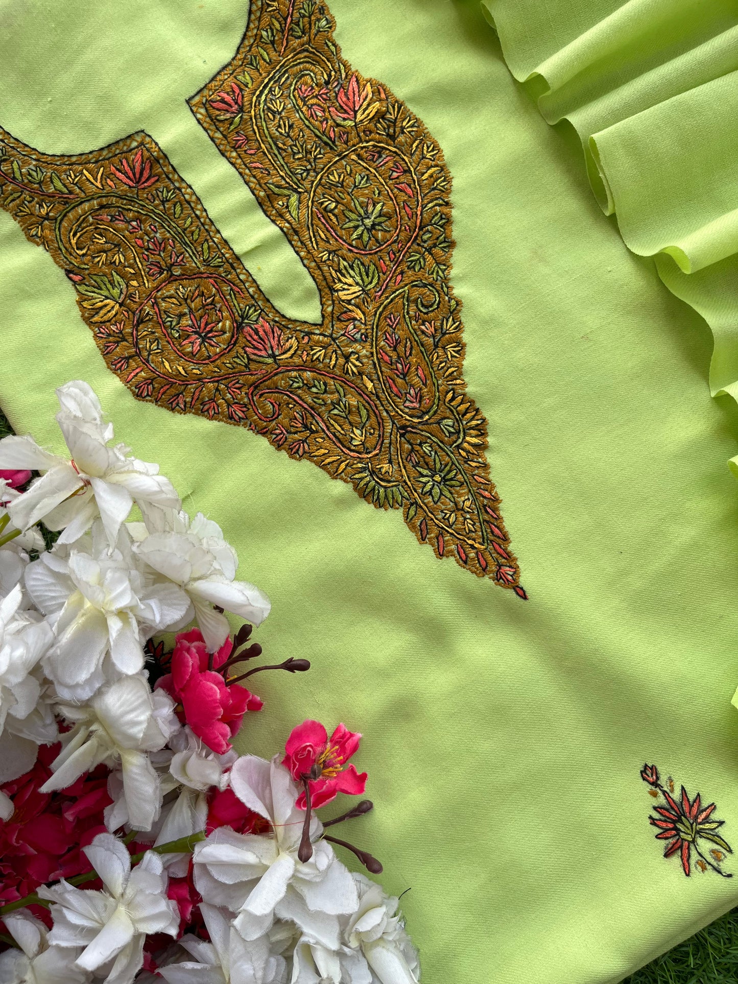 Pista Green Fine Wool Sozni Embroidered 3pc Suit Stole