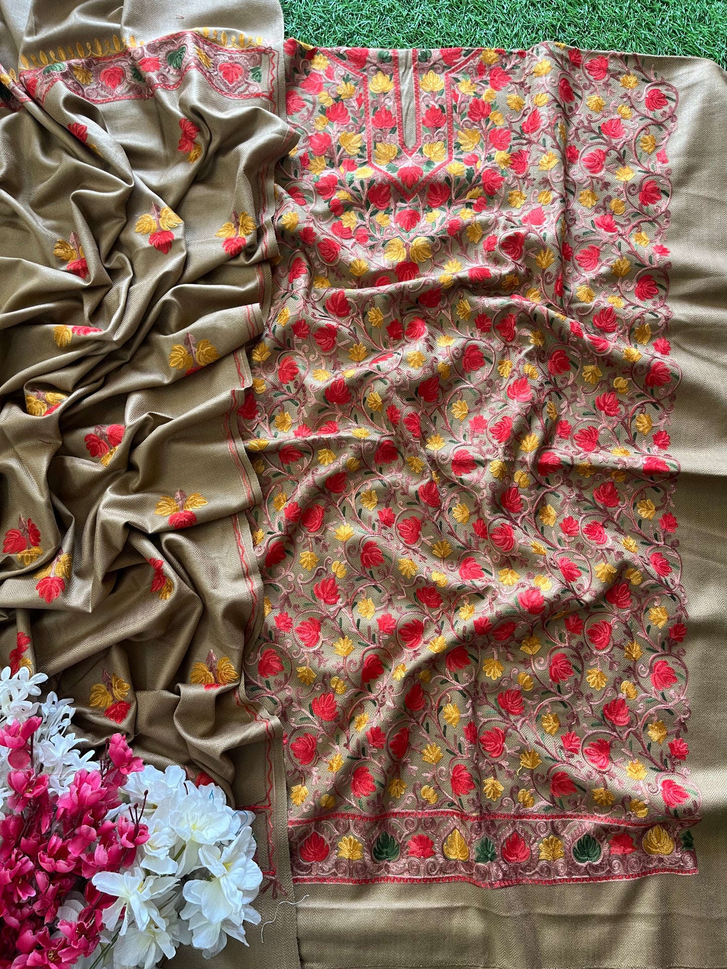 Beige Chinar Woollen Aari Embroidered 3pc Suit Stole