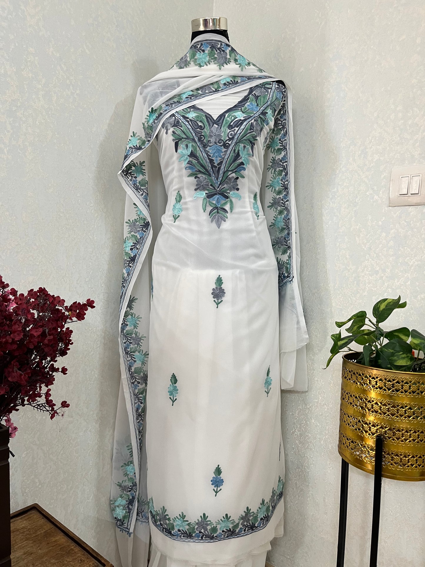 Off white  Georgette 3pc Kashmiri Suit