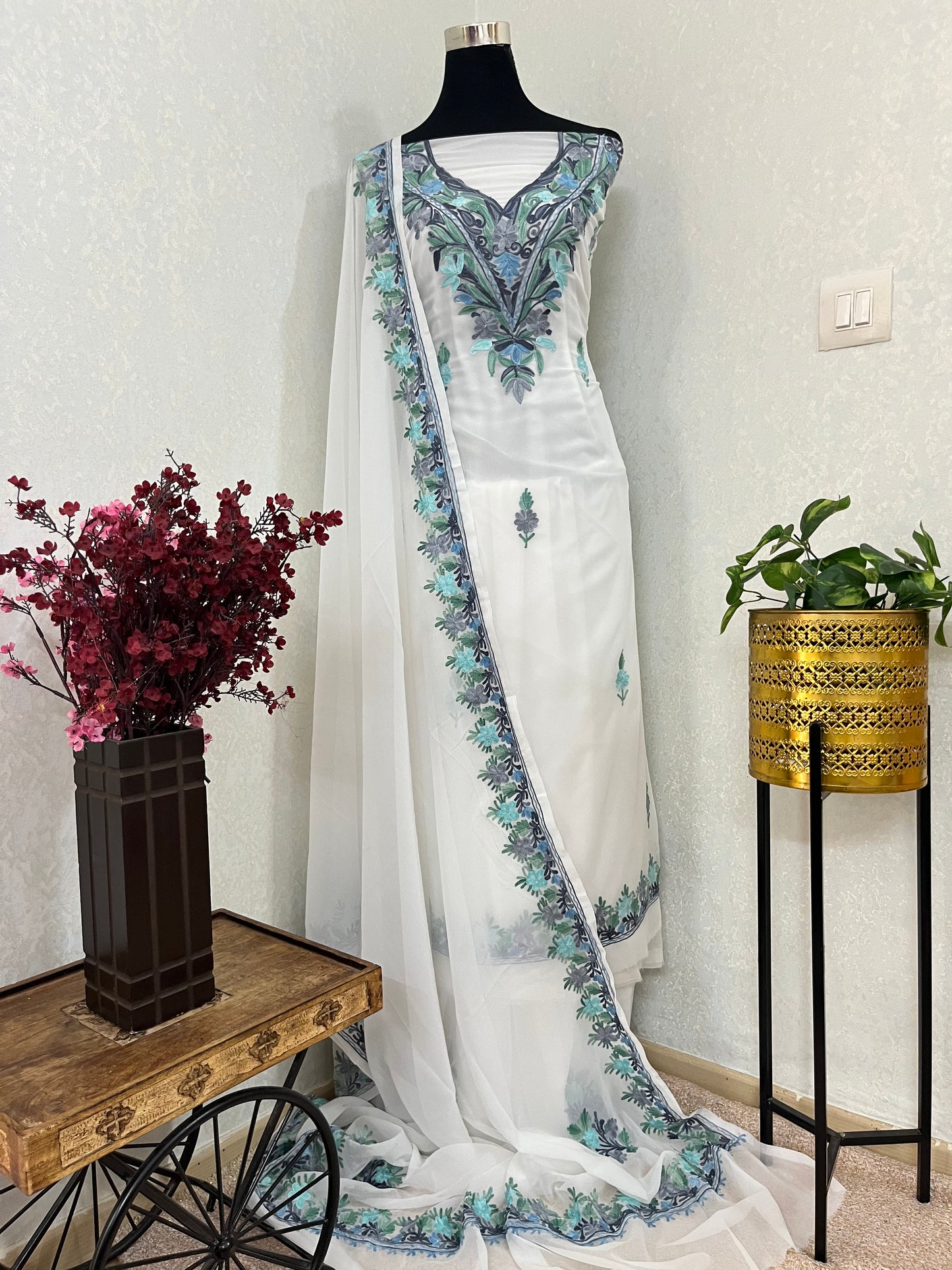 Off white  Georgette 3pc Kashmiri Suit