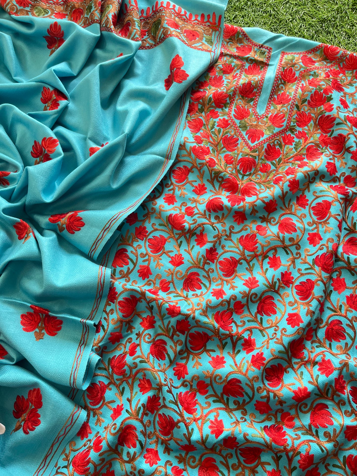 Aqua Blue Chinar Woollen Aari Embroidered 3pc Suit Stole