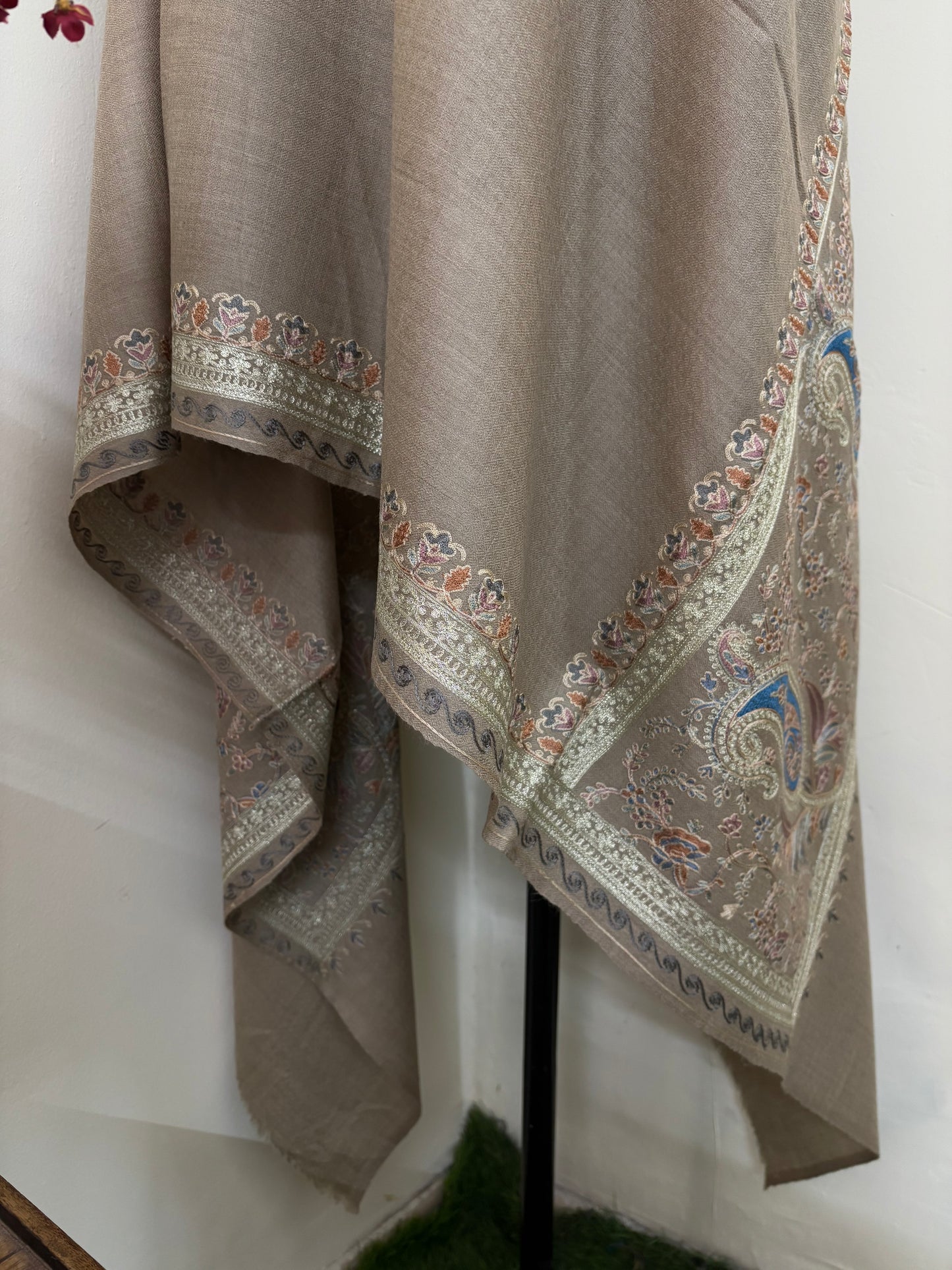 Beige Ambi Bael Kashmiri Stole