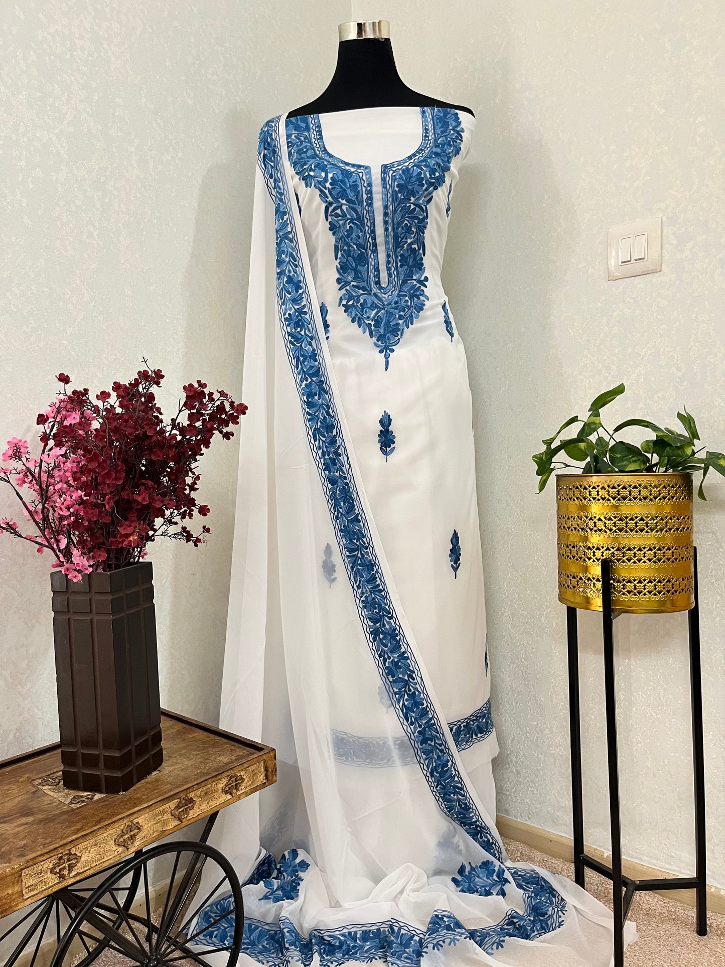Off white  Georgette 3pc Kashmiri Suit