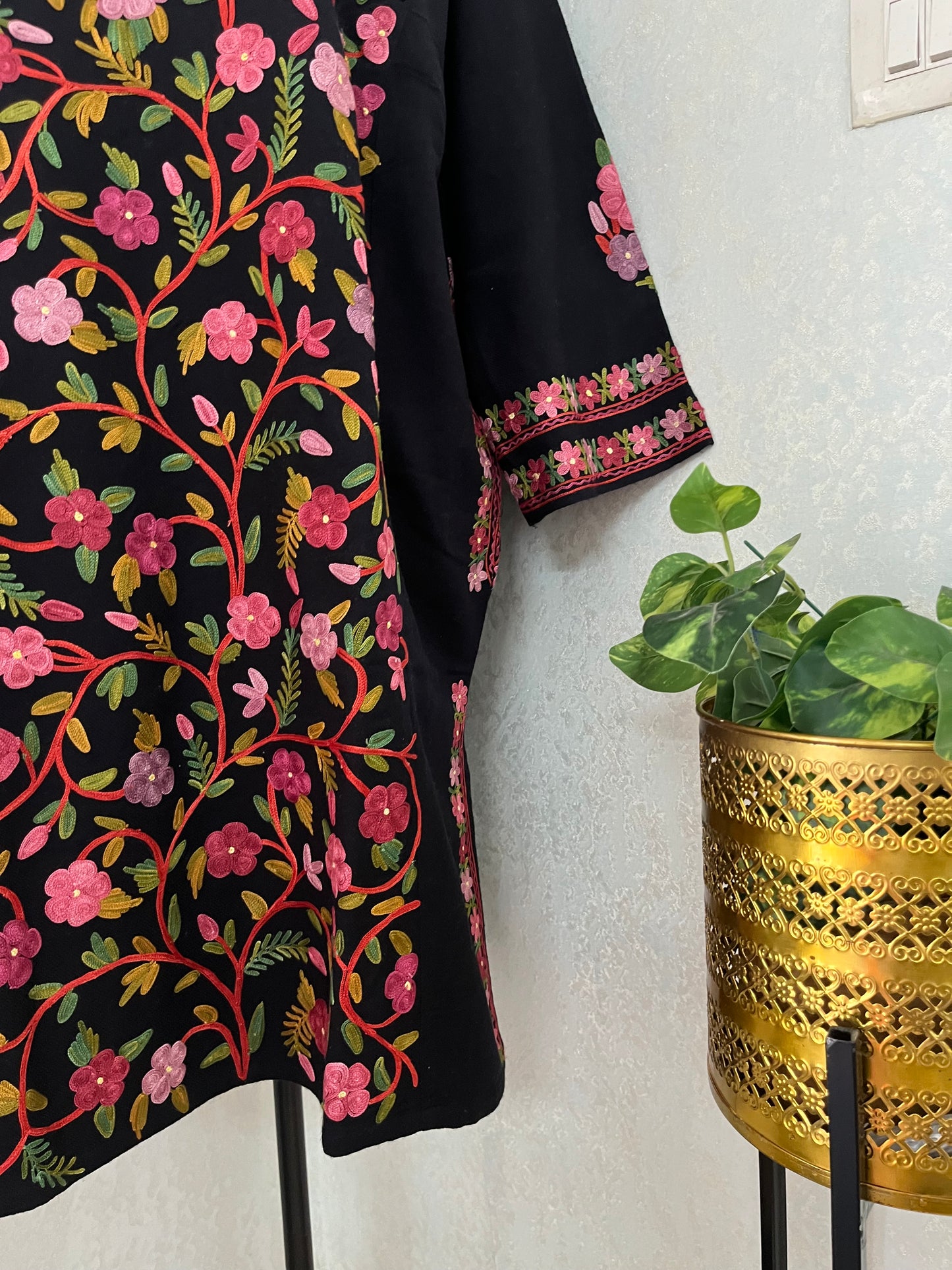 Black Aari Embroidered Wool Pheran