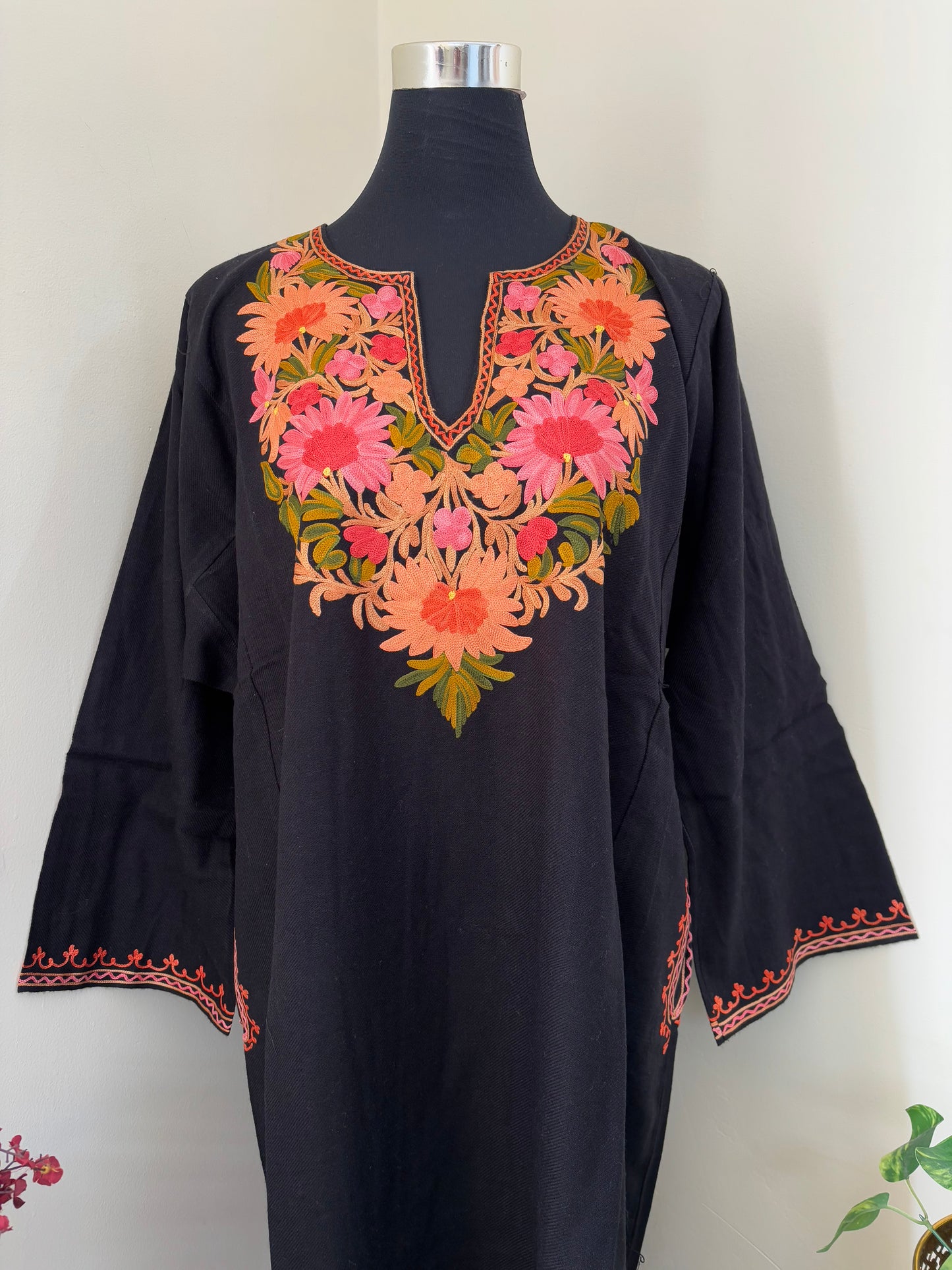 Black Aari Embroidered Wool Pheran