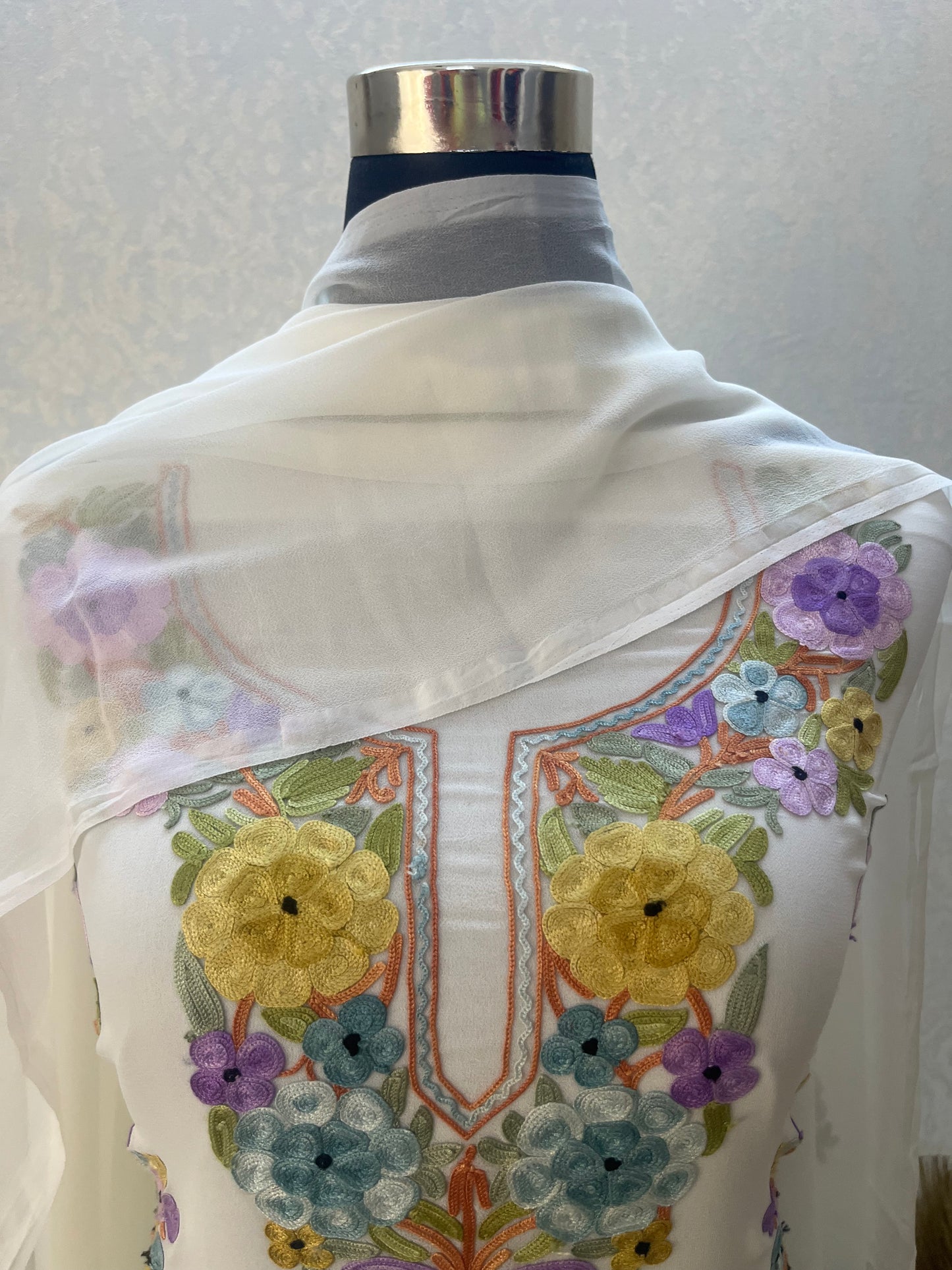 Off White Georgette 3 Pc Kashmiri Suit