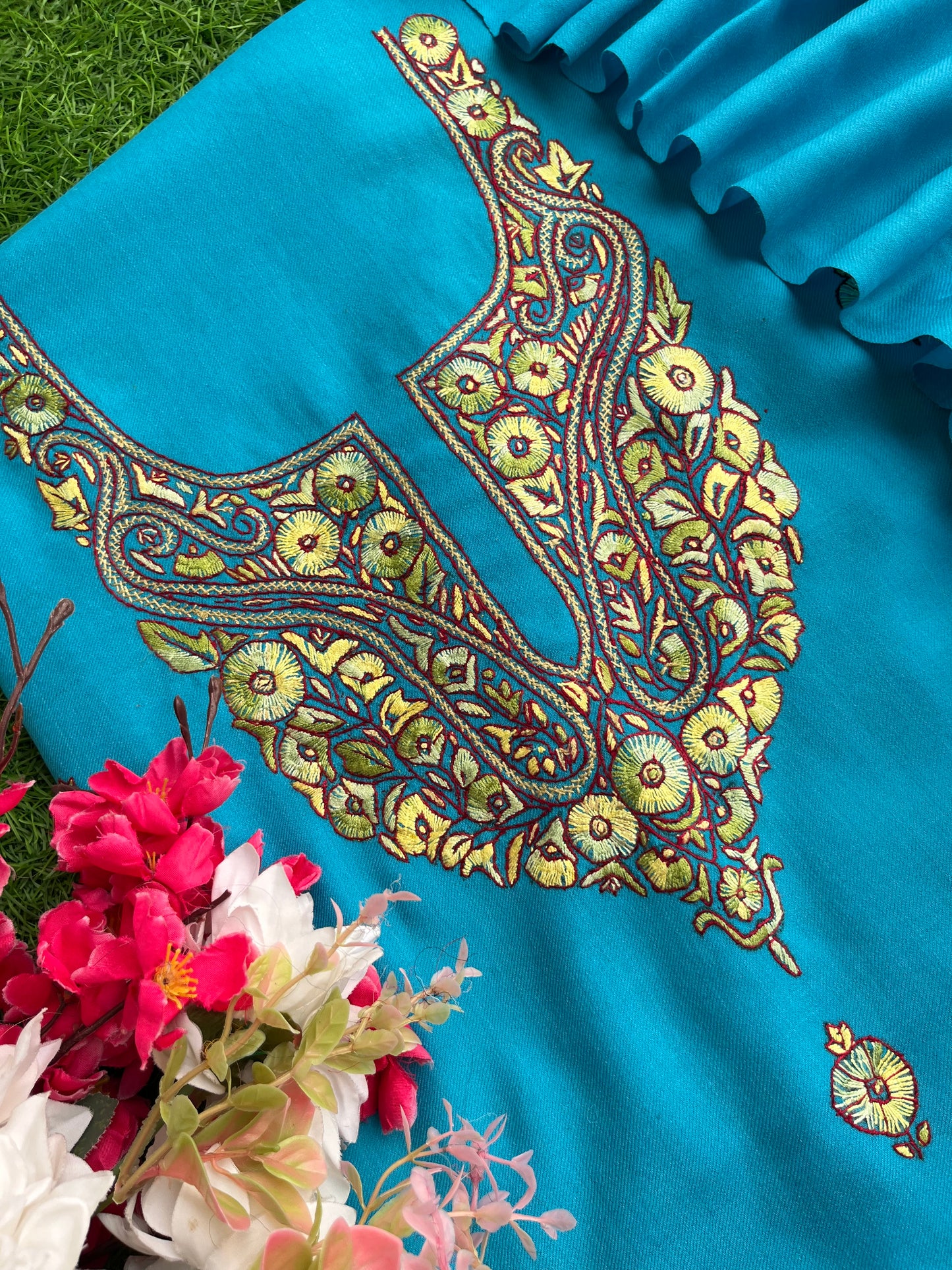 Sky Blue Fine Wool Sozni Embroidered 3pc Suit Stole