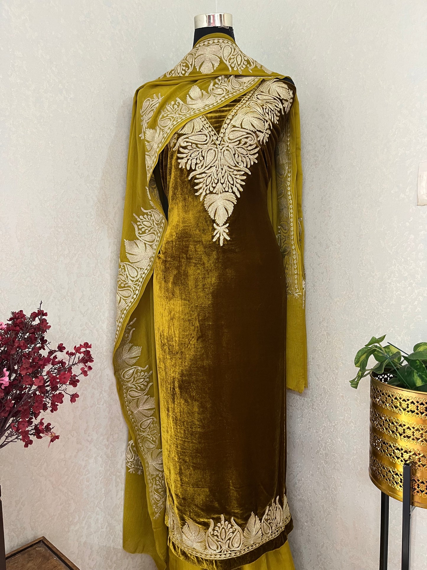 Henna Green Tilla Pure Makhmal Suit