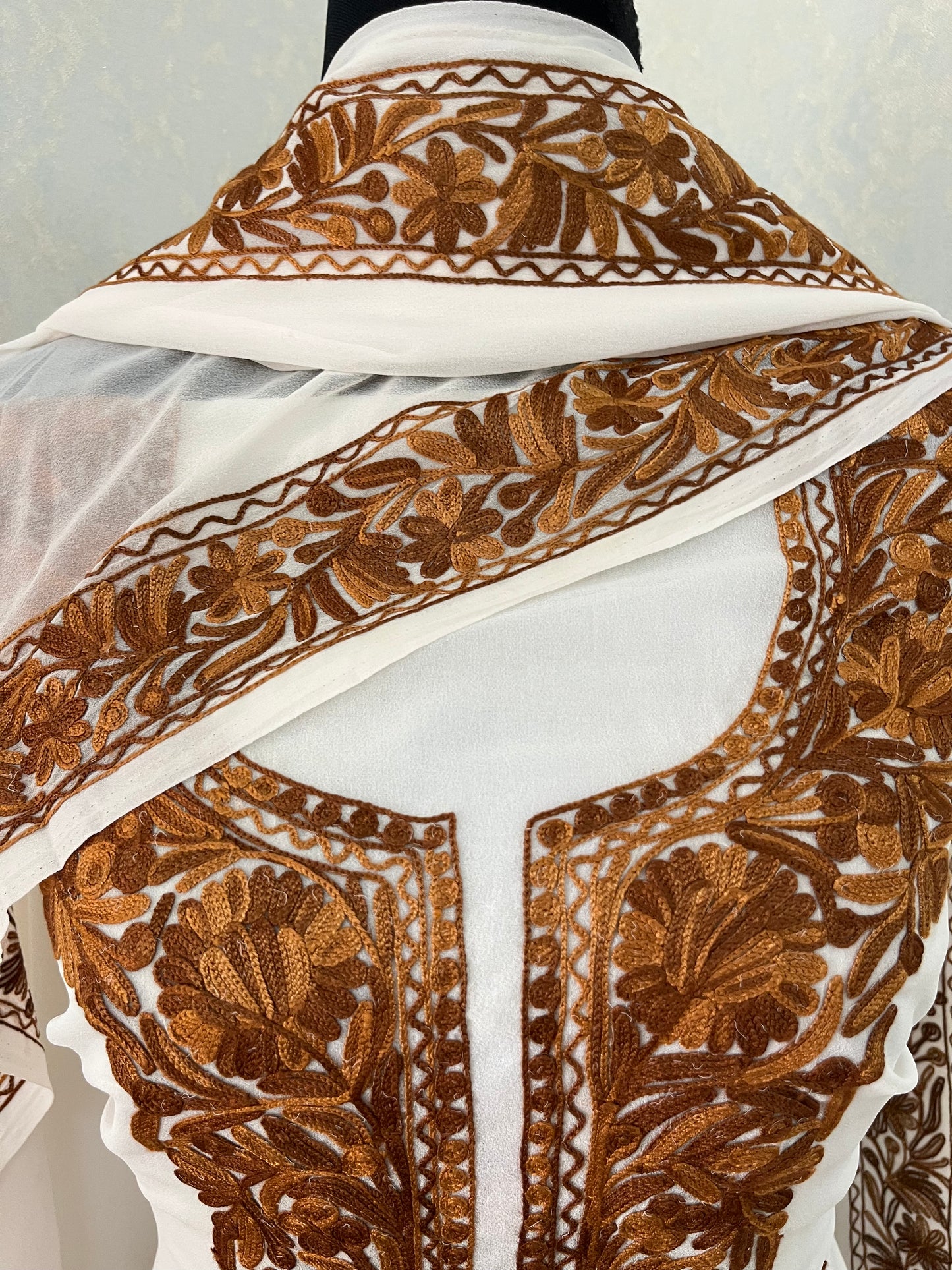 Off white  Georgette 3pc Kashmiri Suit