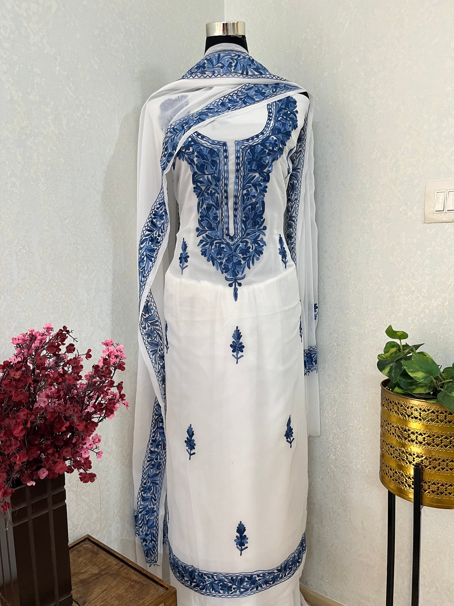 Off white  Georgette 3pc Kashmiri Suit
