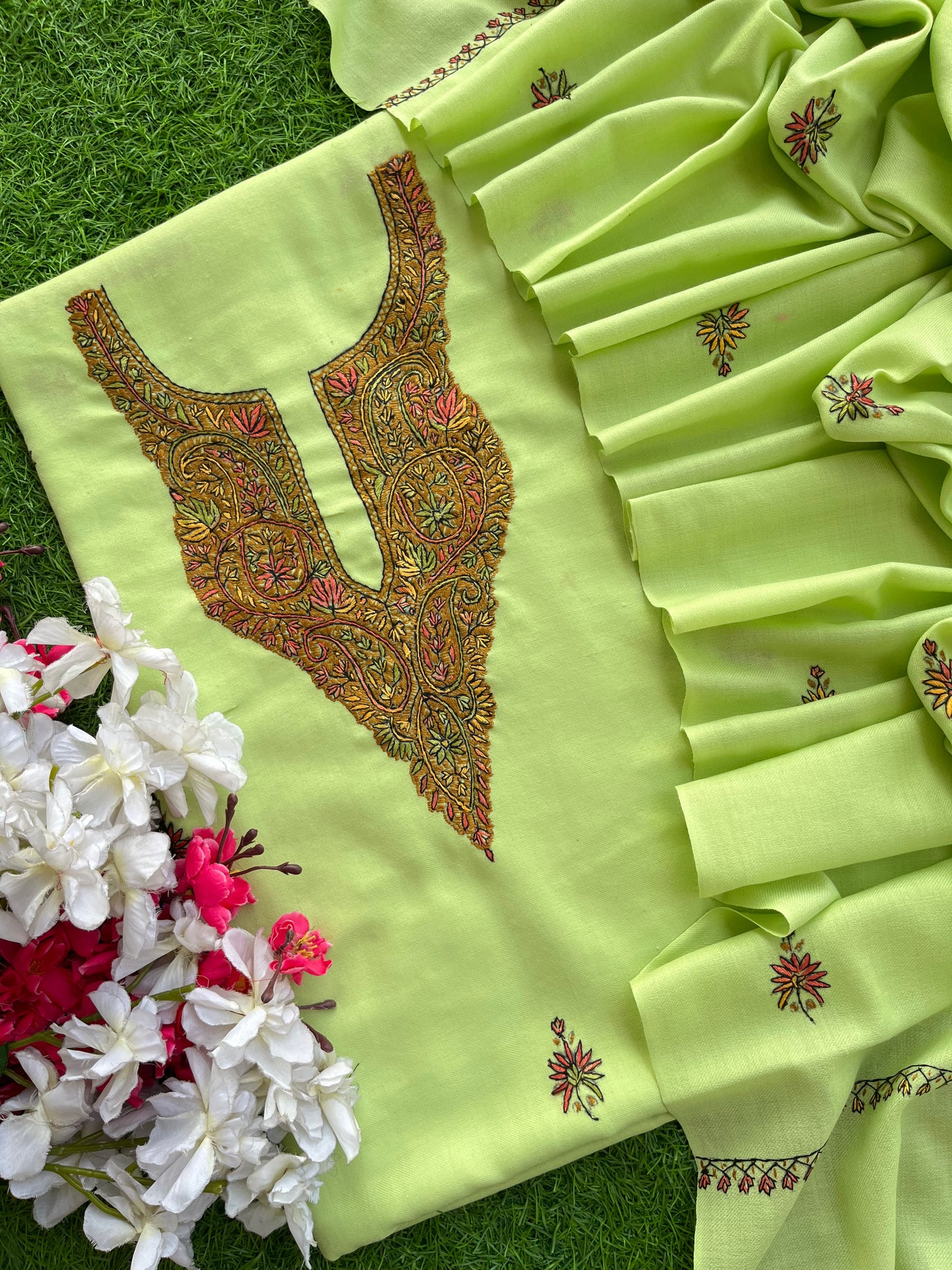 Pista Green Fine Wool Sozni Embroidered 3pc Suit Stole