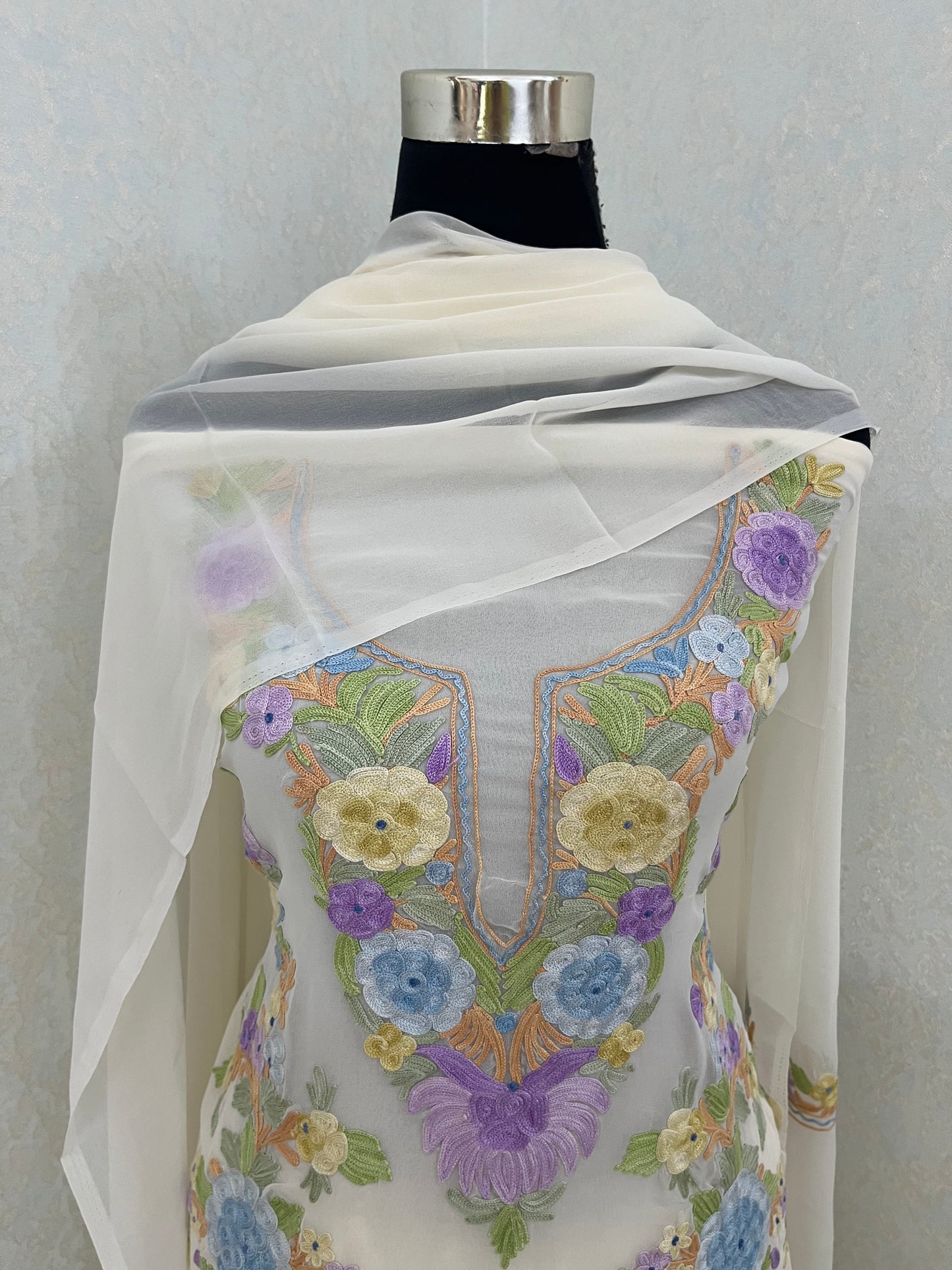 Off White Georgette 3 Pc Kashmiri Suit